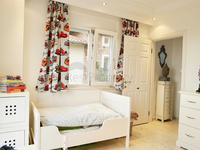 فيلا باطلالة بحر وقلعة في مركز الانيا - تصميم 3 غرفة وصالة -مؤثثة -سعر منافس 