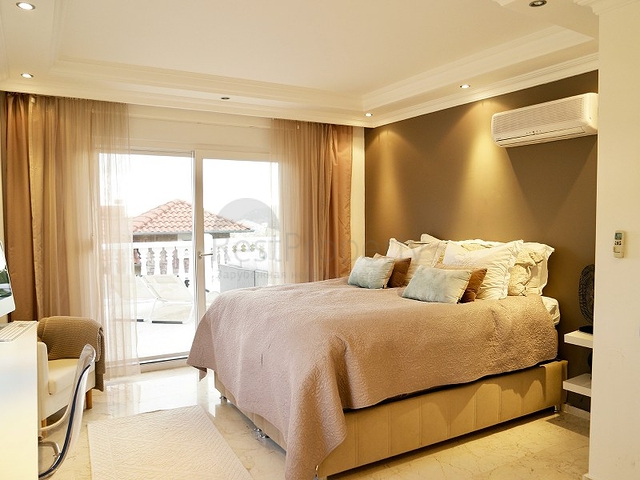 فيلا باطلالة بحر وقلعة في مركز الانيا - تصميم 3 غرفة وصالة -مؤثثة -سعر منافس 