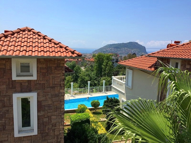 فيلا باطلالة بحر وقلعة في مركز الانيا - تصميم 3 غرفة وصالة -مؤثثة -سعر منافس 