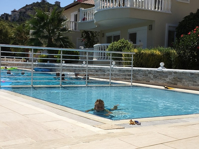 فيلا باطلالة بحر وقلعة في مركز الانيا - تصميم 3 غرفة وصالة -مؤثثة -سعر منافس 