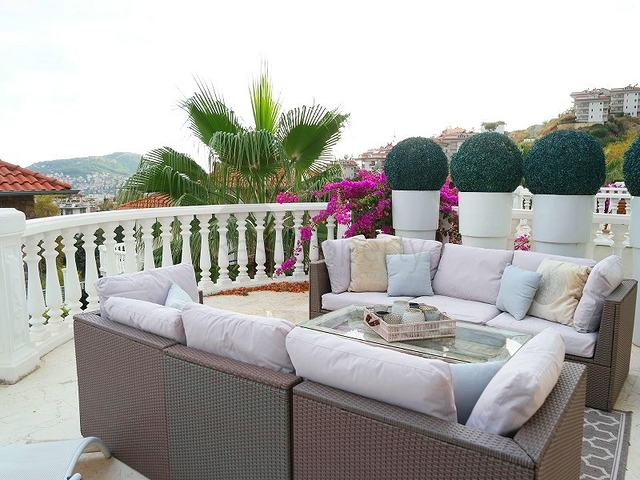 فيلا باطلالة بحر وقلعة في مركز الانيا - تصميم 3 غرفة وصالة -مؤثثة -سعر منافس 