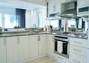 فيلا باطلالة بحر وقلعة في مركز الانيا - تصميم 3 غرفة وصالة -مؤثثة -سعر منافس 