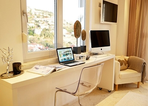 فيلا باطلالة بحر وقلعة في مركز الانيا - تصميم 3 غرفة وصالة -مؤثثة -سعر منافس 