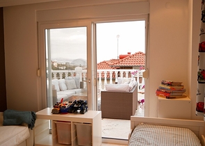 فيلا باطلالة بحر وقلعة في مركز الانيا - تصميم 3 غرفة وصالة -مؤثثة -سعر منافس 