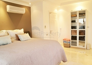 فيلا باطلالة بحر وقلعة في مركز الانيا - تصميم 3 غرفة وصالة -مؤثثة -سعر منافس 