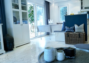 فيلا باطلالة بحر وقلعة في مركز الانيا - تصميم 3 غرفة وصالة -مؤثثة -سعر منافس 