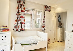 فيلا باطلالة بحر وقلعة في مركز الانيا - تصميم 3 غرفة وصالة -مؤثثة -سعر منافس 