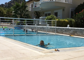 فيلا باطلالة بحر وقلعة في مركز الانيا - تصميم 3 غرفة وصالة -مؤثثة -سعر منافس 