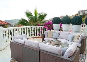 فيلا باطلالة بحر وقلعة في مركز الانيا - تصميم 3 غرفة وصالة -مؤثثة -سعر منافس 