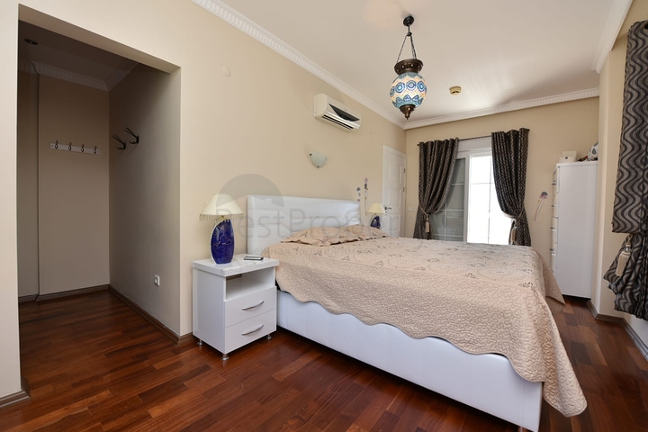 اطلالة بحر وقلعة - فيلا مستقلة مع مسبح وكراج - قريبة من مركز الانيا 