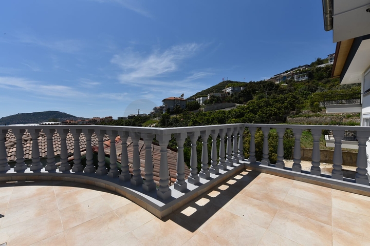 اطلالة بحر وقلعة - فيلا مستقلة مع مسبح وكراج - قريبة من مركز الانيا 