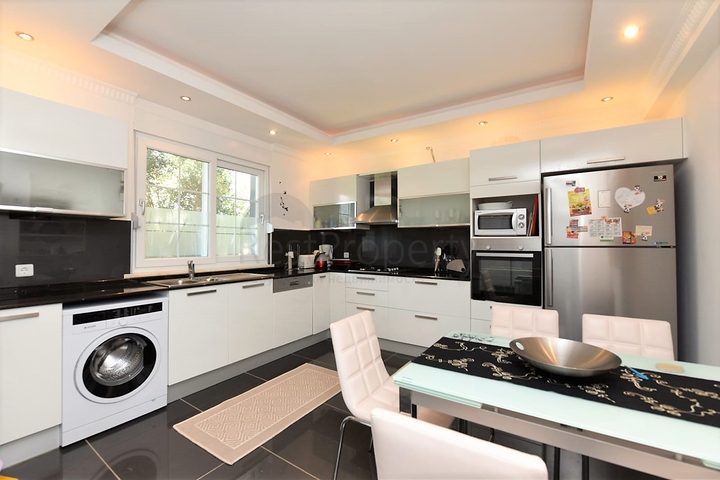 اطلالة بحر وقلعة - فيلا مستقلة مع مسبح وكراج - قريبة من مركز الانيا 