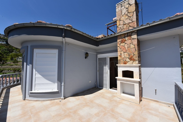 اطلالة بحر وقلعة - فيلا مستقلة مع مسبح وكراج - قريبة من مركز الانيا 