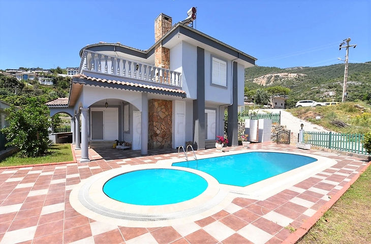 اطلالة بحر وقلعة - فيلا مستقلة مع مسبح وكراج - قريبة من مركز الانيا 