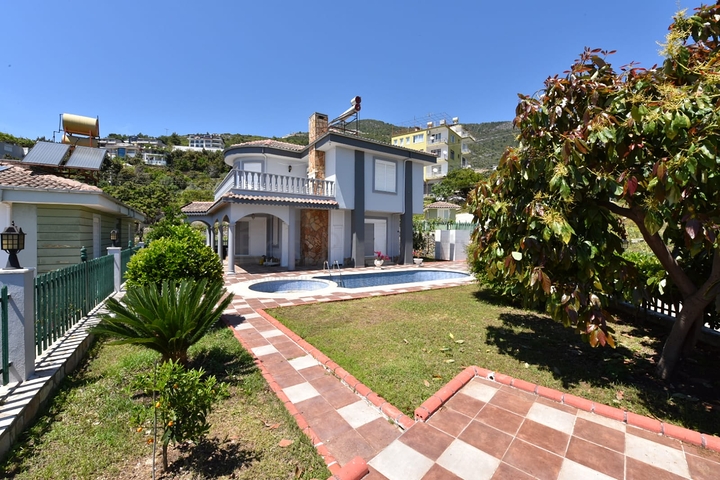 اطلالة بحر وقلعة - فيلا مستقلة مع مسبح وكراج - قريبة من مركز الانيا 