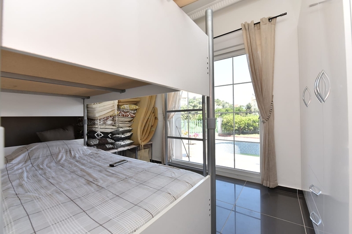 اطلالة بحر وقلعة - فيلا مستقلة مع مسبح وكراج - قريبة من مركز الانيا 