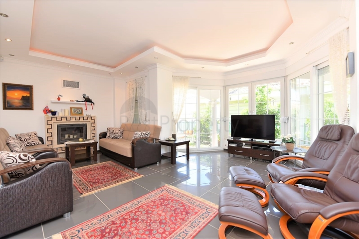 اطلالة بحر وقلعة - فيلا مستقلة مع مسبح وكراج - قريبة من مركز الانيا 