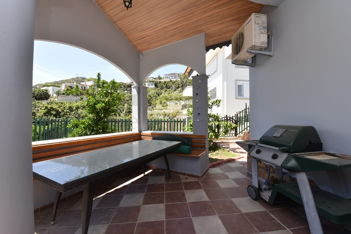 اطلالة بحر وقلعة - فيلا مستقلة مع مسبح وكراج - قريبة من مركز الانيا 