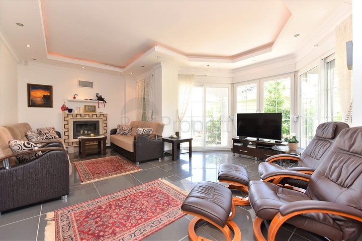 اطلالة بحر وقلعة - فيلا مستقلة مع مسبح وكراج - قريبة من مركز الانيا 