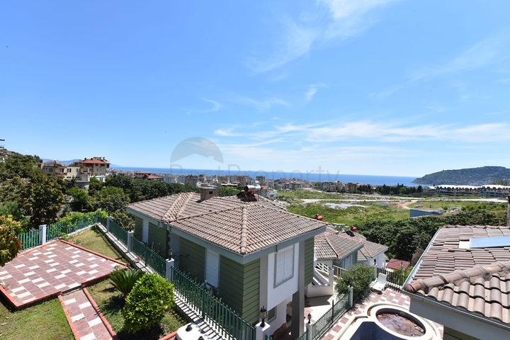 اطلالة بحر وقلعة - فيلا مستقلة مع مسبح وكراج - قريبة من مركز الانيا 