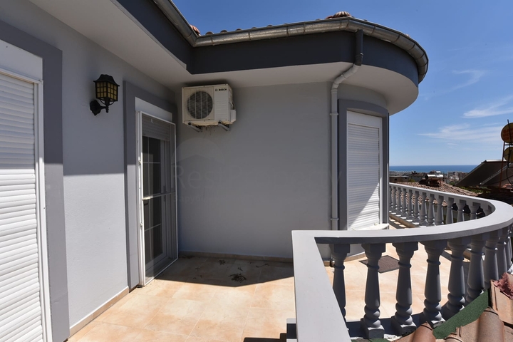 اطلالة بحر وقلعة - فيلا مستقلة مع مسبح وكراج - قريبة من مركز الانيا 