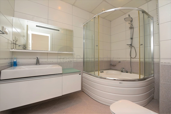 اطلالة بحر وقلعة - فيلا مستقلة مع مسبح وكراج - قريبة من مركز الانيا 