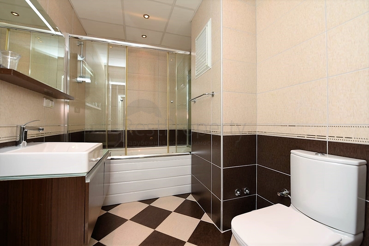 اطلالة بحر وقلعة - فيلا مستقلة مع مسبح وكراج - قريبة من مركز الانيا 