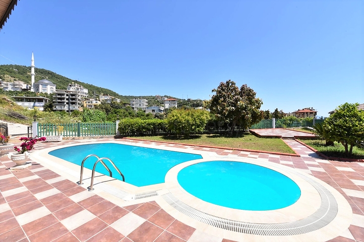 اطلالة بحر وقلعة - فيلا مستقلة مع مسبح وكراج - قريبة من مركز الانيا 