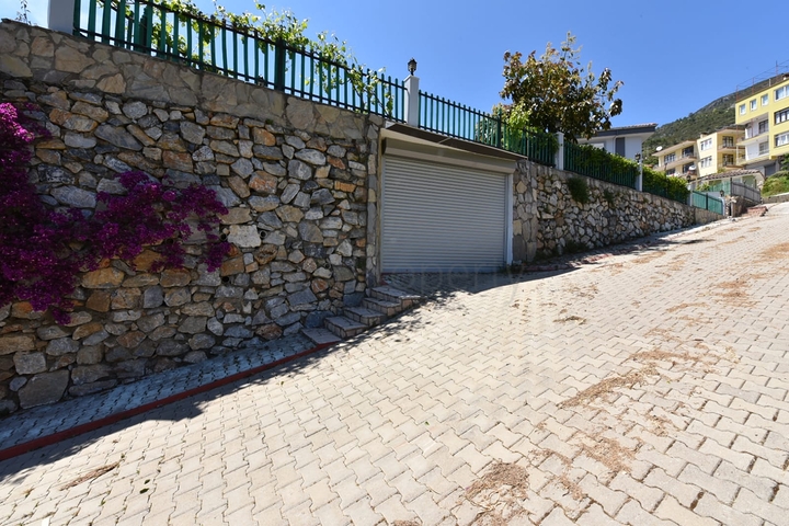 اطلالة بحر وقلعة - فيلا مستقلة مع مسبح وكراج - قريبة من مركز الانيا 