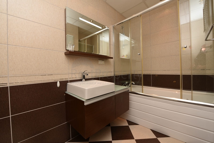 اطلالة بحر وقلعة - فيلا مستقلة مع مسبح وكراج - قريبة من مركز الانيا 