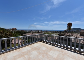 اطلالة بحر وقلعة - فيلا مستقلة مع مسبح وكراج - قريبة من مركز الانيا 