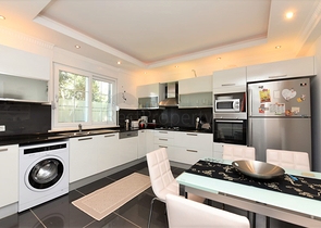 اطلالة بحر وقلعة - فيلا مستقلة مع مسبح وكراج - قريبة من مركز الانيا 