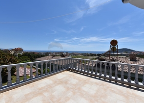 اطلالة بحر وقلعة - فيلا مستقلة مع مسبح وكراج - قريبة من مركز الانيا 