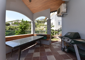 اطلالة بحر وقلعة - فيلا مستقلة مع مسبح وكراج - قريبة من مركز الانيا 