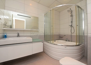 اطلالة بحر وقلعة - فيلا مستقلة مع مسبح وكراج - قريبة من مركز الانيا 