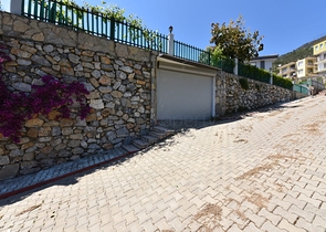 اطلالة بحر وقلعة - فيلا مستقلة مع مسبح وكراج - قريبة من مركز الانيا 