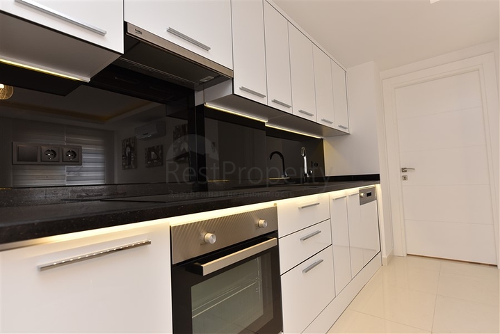 في مركز مدينة الانيا وعلى مسافة 150 متر من البحر - شقة 2 غرفة وصالة مفروشة . 