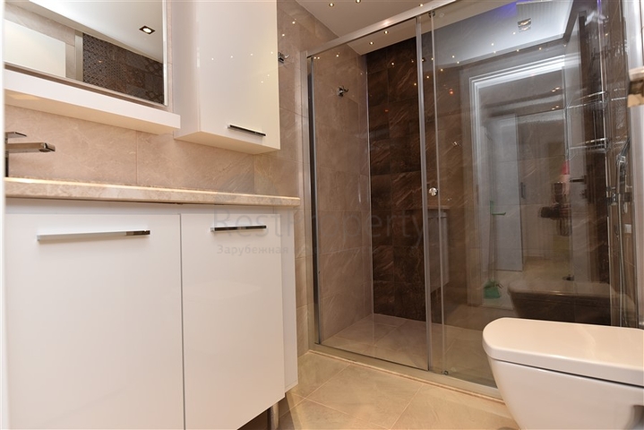 في مركز مدينة الانيا وعلى مسافة 150 متر من البحر - شقة 2 غرفة وصالة مفروشة . 