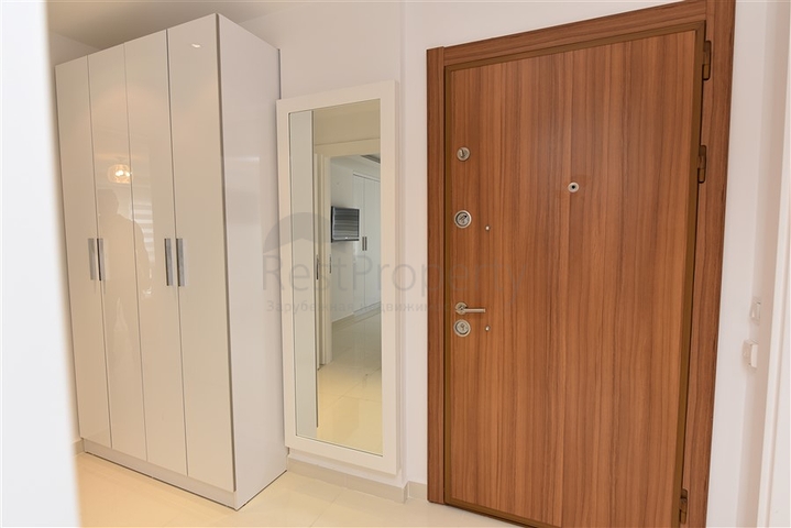 في مركز مدينة الانيا وعلى مسافة 150 متر من البحر - شقة 2 غرفة وصالة مفروشة . 