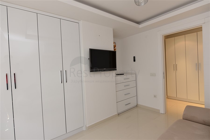 في مركز مدينة الانيا وعلى مسافة 150 متر من البحر - شقة 2 غرفة وصالة مفروشة . 