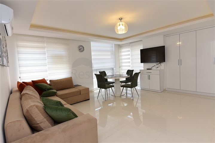 في مركز مدينة الانيا وعلى مسافة 150 متر من البحر - شقة 2 غرفة وصالة مفروشة . 