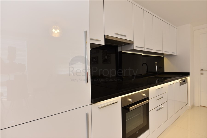 في مركز مدينة الانيا وعلى مسافة 150 متر من البحر - شقة 2 غرفة وصالة مفروشة . 