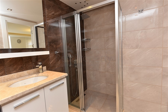 في مركز مدينة الانيا وعلى مسافة 150 متر من البحر - شقة 2 غرفة وصالة مفروشة . 