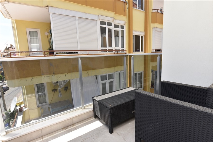 في مركز مدينة الانيا وعلى مسافة 150 متر من البحر - شقة 2 غرفة وصالة مفروشة . 