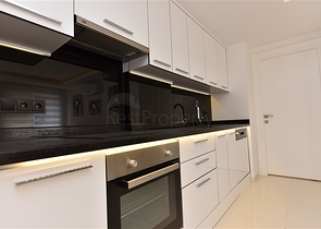 في مركز مدينة الانيا وعلى مسافة 150 متر من البحر - شقة 2 غرفة وصالة مفروشة . 