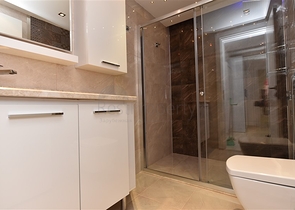 في مركز مدينة الانيا وعلى مسافة 150 متر من البحر - شقة 2 غرفة وصالة مفروشة . 