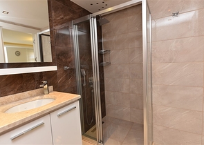 في مركز مدينة الانيا وعلى مسافة 150 متر من البحر - شقة 2 غرفة وصالة مفروشة . 