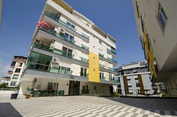 شقة من غرفتي نوم مع أثاث في كونيالتي أنطاليا