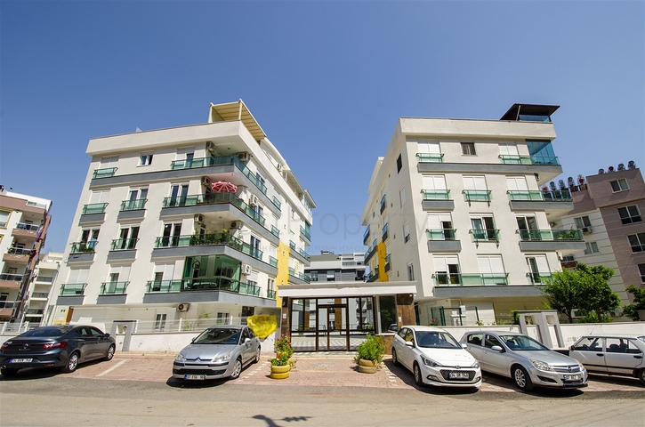 شقة من غرفتي نوم مع أثاث في كونيالتي أنطاليا