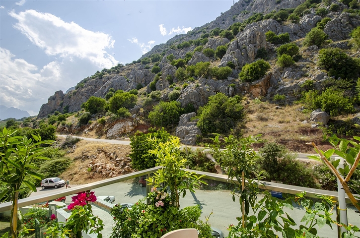 شقة من غرفتي نوم مع أثاث في كونيالتي أنطاليا
